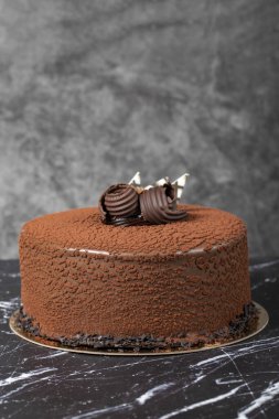 Çikolatalı pasta. Doğum günü ya da kutlama pastası. Kakaolu kek ve koyu arkaplanda çikolata kreması. Kapat.