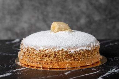 Muz ve kremalı pasta. Alman turtası. Muz ve kremalı pasta koyu bir arka planda..