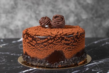 Çikolatalı pasta. Doğum günü ya da kutlama pastası. Kakaolu kek ve koyu arkaplanda çikolata kreması..