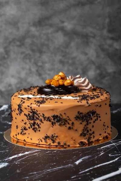 Karamellgräddtårta Födelsedag Eller Festtårta Tårta Med Kola Och Chokladkräm Mörk — Stockfoto
