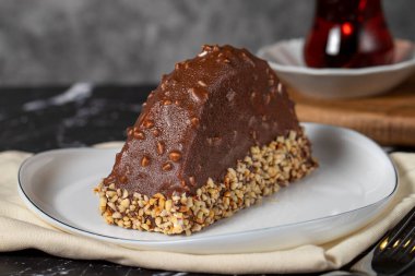 Muz ve çikolatalı pasta. Çikolata kaplı ve arka planda fındıklı malaga keki. Kapat.