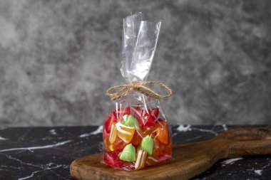 Meyve damlaları. Koyu arkaplanda meyve aromalı şekerler.