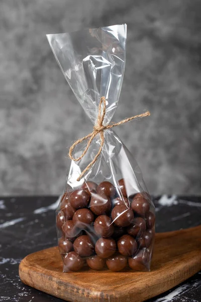Chocolate Embalado Chocolate Com Lanche Avelã Fundo Escuro Fechar — Fotografia de Stock