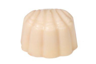 Pralin çikolatası. Mantarlı çikolata ya da beyaz arka planda izole edilmiş pralin. Kapat.