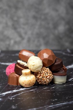 Çikolatalı Praline. Çeşit çeşit trüf mantarı veya koyu arkaplanda pralin çikolatası.