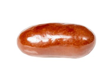 Badem şekeri. Çikolata kaplı turuncu şeker beyaz arka planda izole edilmiş. Kapat.