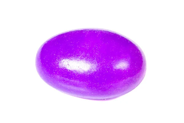 杏仁糖果 巧克力包裹着紫色的拉吉糖 在白色的背景上隔离开来 靠近点 — 图库照片