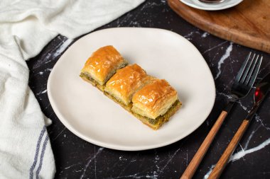 Fıstıklı baklava. Koyu arkaplanda şerbetli Pistachio baklava. Türk mutfağı lezzetleri