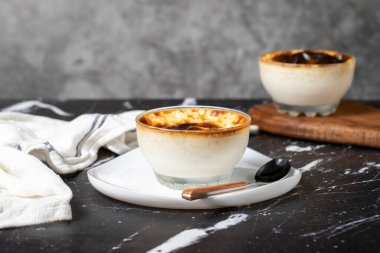 Siyah arka planda sütlaç. Sütlü sütlü sütlü sütlü tatlı. Türk mutfağı lezzetleri