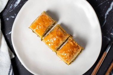 Fıstıklı baklava. Koyu arkaplanda şerbetli Pistachio baklava. Türk mutfağı lezzetleri. Üst görünüm