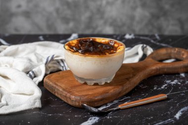 Siyah arka planda sütlaç. Sütlü sütlü sütlü sütlü tatlı. Türk mutfağı lezzetleri