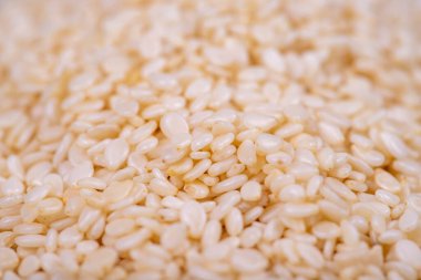 Bir yığın beyaz susam tohumu. Yakın çekim organik susam tohumu yığını