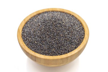 Mavi haşhaş tohumu. Baharat konsepti. Beyaz arkaplanda izole edilmiş mavi haşhaş tohumları