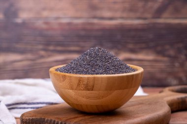 Mavi haşhaş tohumu. Baharat konsepti. Ahşap arka planda mavi haşhaş tohumları