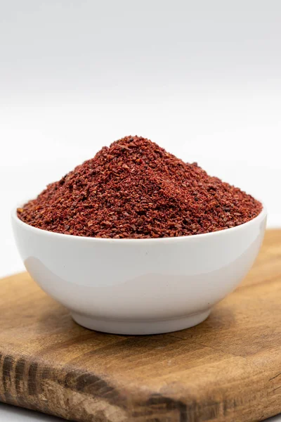 Sumach Isoliert Auf Weißem Hintergrund Getrocknet Gemahlene Rote Sumach Pulver — Stockfoto