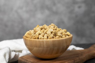 Kurutulmuş dut. Tahta kasede kurutulmuş organik beyaz dut. Süper yiyecek, vejetaryen gıda konsepti. sağlıklı yiyecekler