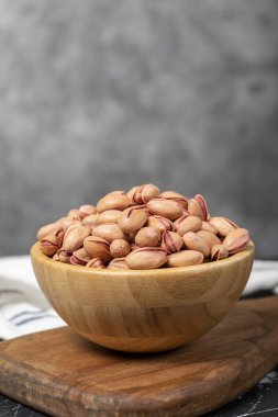 Fıstıklı fıstık. Tahta kasede fıstık kabuğu. Süper yemek. Vejetaryen gıda konsepti. Sağlıklı atıştırmalıklar