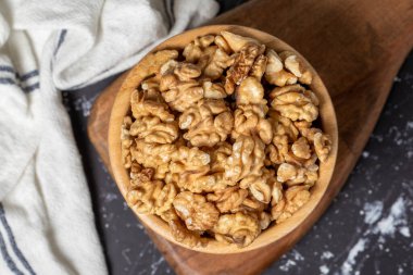 Ceviz. Tahta kasede ceviz çekirdeği. Süper yemek. Vejetaryen gıda konsepti. Sağlıklı atıştırmalıklar. Üst görünüm