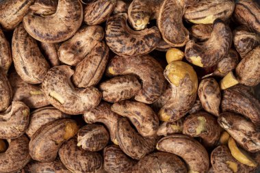 Kaju fıstığı. Kavrulmuş kaju fıstığı ve yakın plan yiyecek geçmişi. Doku. Üst Manzara. Boşluk afişini kopyala