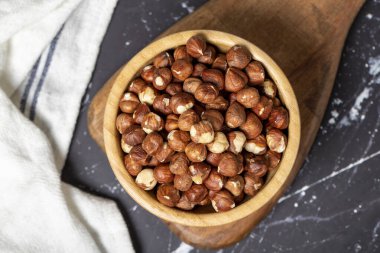 Fındık. Ahşap kasede soyulmuş fındık. Süper yemek. Vejetaryen gıda konsepti. Sağlıklı atıştırmalıklar. Üst görünüm