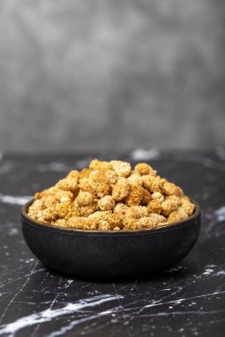 Kurutulmuş dut. Kase içinde kurutulmuş organik beyaz dut. Süper yiyecek, vejetaryen gıda konsepti. sağlıklı yiyecekler