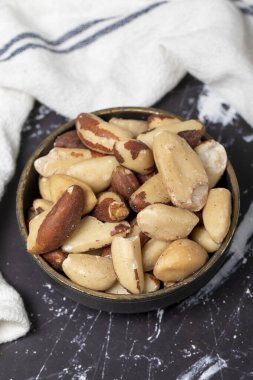 Brezilya fıstığı. Brezilya cevizi ahşap kasede. Süper yemek. Vejetaryen gıda konsepti. sağlıklı yiyecekler