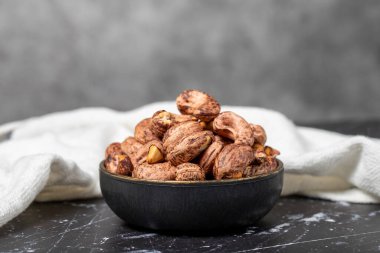 Kaju fıstığı. Kavrulmuş kaju fıstığı ve kabuklu kase. Süper yemek. Vejetaryen gıda konsepti. Sağlıklı atıştırmalıklar