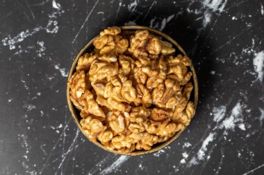 Ceviz. Ceviz çekirdeği kasede. Süper yemek. Vejetaryen gıda konsepti. Sağlıklı atıştırmalıklar. Üst görünüm