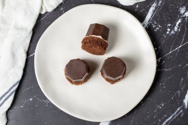 Sütlü çikolatayla kaplı kurabiyeler. Esmer arka planda çikolatalı kurabiyeler. Üst görünüm