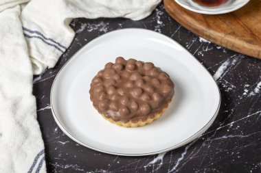 Çikolatalı turta. Fındık, krema ve çikolatalı turta.