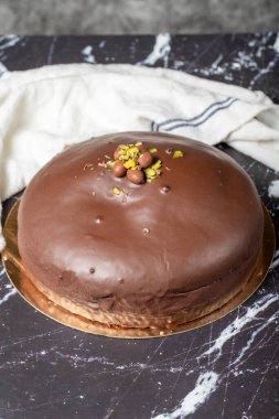 Çikolatalı pasta. İçi ve dışı çikolatalı ev yapımı kek.