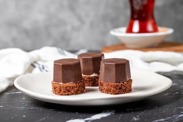 Kakor Täckta Mjölkchoklad Flytande Choklad Chip Cookies Mörk Bakgrund Närbild — Stockfoto