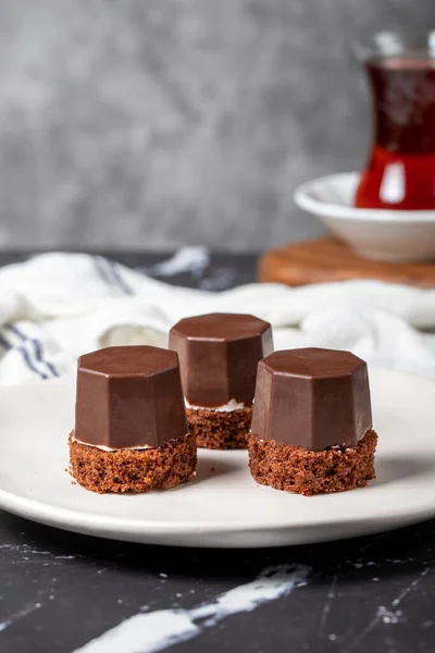 Kakor Täckta Mjölkchoklad Flytande Choklad Chip Cookies Mörk Bakgrund — Stockfoto