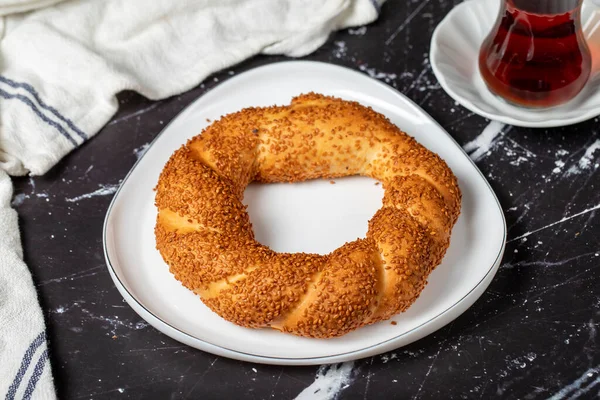 Siyah arka planda susamlı simit. Türk sokak yemekleri dairesel ekmek, susamlı simit. Simit ya da Yaşrek. Kapat.