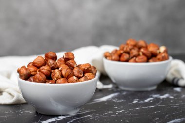 Fındık. Seramik kasede soyulmuş fındık. Süper yemek. Vejetaryen Gıda konsepti. Sağlıklı atıştırmalıklar. Kapat.