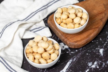 Macadamia fındığı. Seramik kasede soyulmuş Macadamia fındığı. Süper yemek. Vejetaryen gıda konsepti. sağlıklı yiyecekler