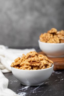 Ceviz. Seramik kasede taze ceviz. Süper yemek. Vejetaryen gıda konsepti. Sağlıklı atıştırmalıklar. Kapat.