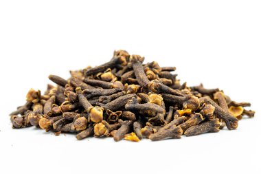 Karanfil. Kurutulmuş karanfil beyaz arka planda izole edilmiş. Baharat konsepti