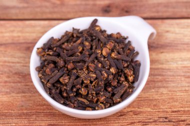 Karanfil. Ahşap arka planda kurumuş karanfil. Baharat konsepti. Kapat.