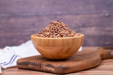 Sumac tohumları. Ahşap arka planda kurumuş sumac üzümü. Baharat konsepti