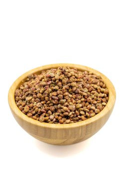 Sumac tohumları. Kurutulmuş sumac çilekleri beyaz arka planda izole edilmiş. Baharat konsepti