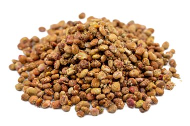 Sumac tohumları. Kurutulmuş sumac çilekleri beyaz arka planda izole edilmiş. Baharat konsepti. Kapat.
