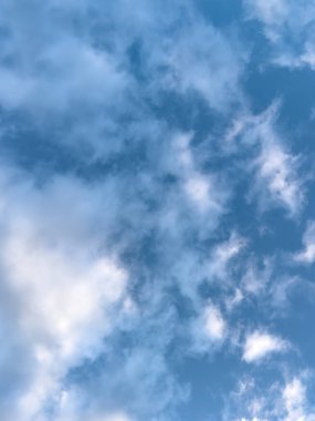 Bulutlu gökyüzü. Mavi gökyüzü ve beyaz bulutlar