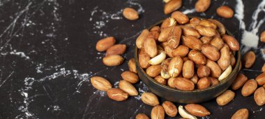 Fıstık. Fıstıklar kaseye soyulmuş. Süper yemek. Vejetaryen gıda konsepti. Sağlıklı atıştırmalıklar. Uzayı kopyala Metin için boş boşluk