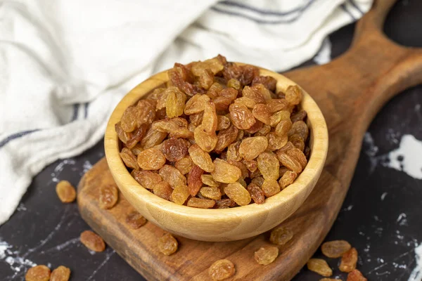 Raisins 在木碗里晒干的葡萄 超级食物 素食概念 健康小吃 — 图库照片