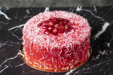 Ahududu ve Çilekli Kek. Doğum günü ya da kutlama pastası. Koyu arkaplanda kremalı pasta