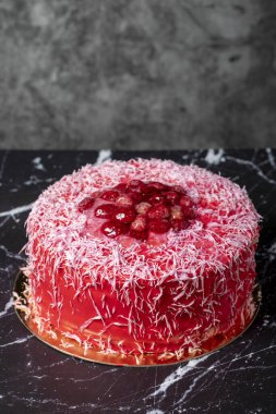 Ahududu ve Çilekli Kek. Doğum günü ya da kutlama pastası. Koyu arkaplanda kremalı pasta