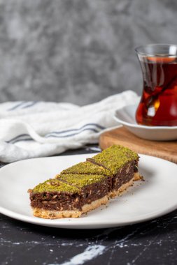 Fıstıklı ve çikolatalı kurabiye. Koyu arka planda lezzetli kurabiyeler. Kapat.