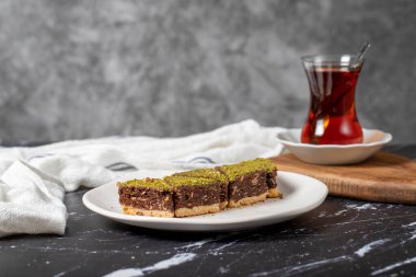 Fıstıklı ve çikolatalı kurabiye. Koyu arkaplanda lezzetli kurabiyeler