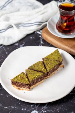 Fıstıklı ve çikolatalı kurabiye. Koyu arkaplanda lezzetli kurabiyeler